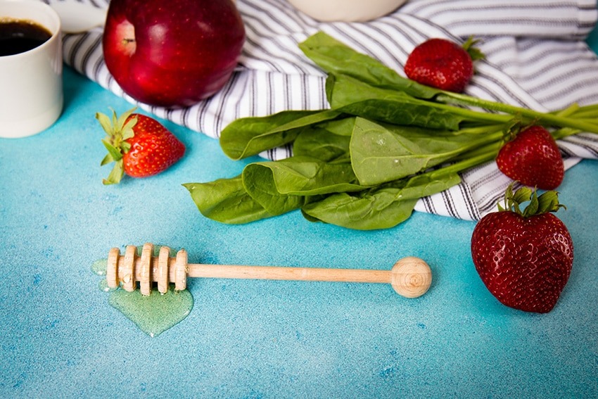 Salat_Nährstoffpaket_katie-chase-246696-850 frischer Salat mit Obst und Honiglöffel