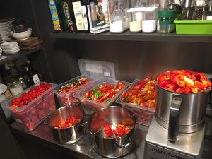 Mühlviertler Feuerzeug-Küche Mühlviertler Feuerzeug-Küche mit Töpfen voller Chili
