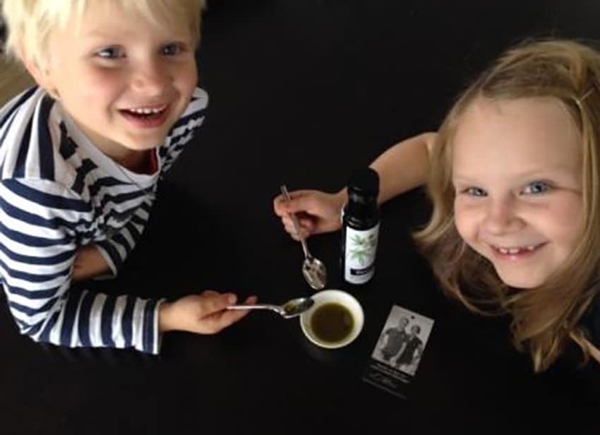 Öl-Verkostung_HannahLeo_Kat Kinder verkosten Öl der Farmgoodies