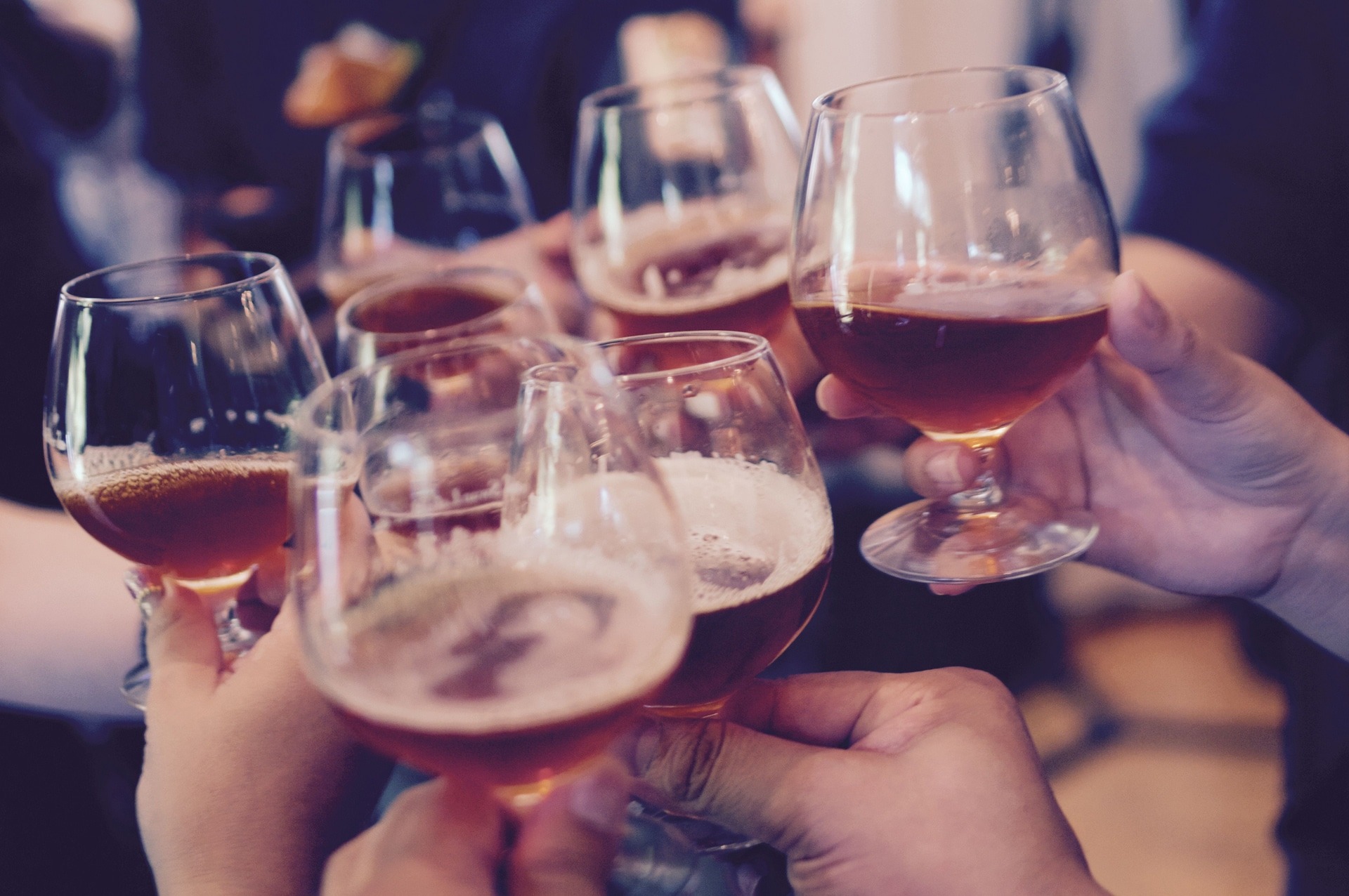 Anstoßen mit Bier